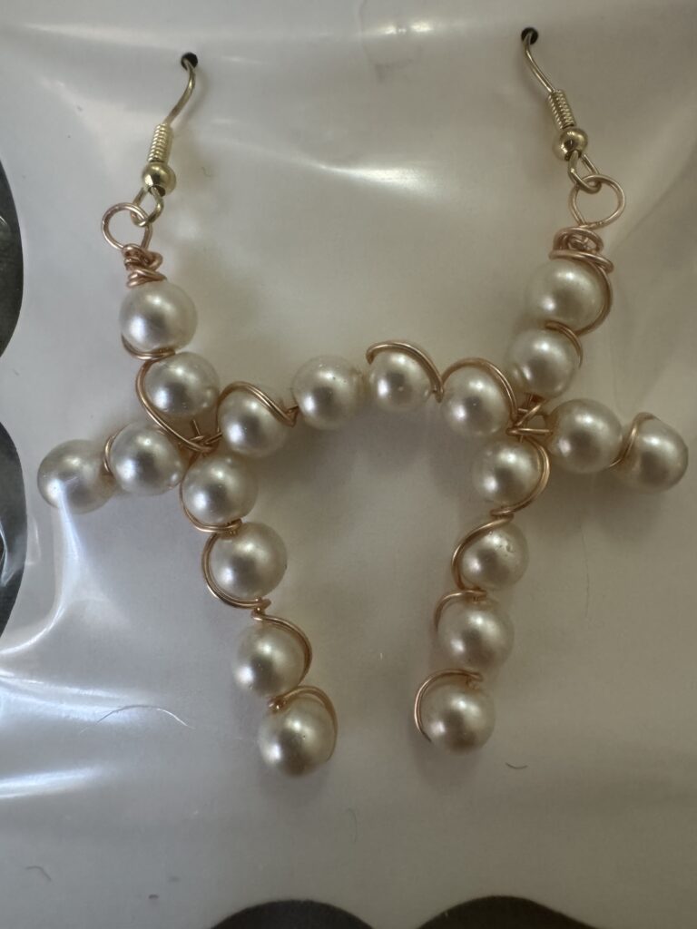 Pearl and rose gold wire earrings